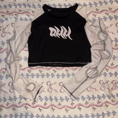 Azubi Black Crop Top mit Cut-out-Ärmeln 