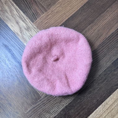 Béret rose parisien — 100% Fashion, 0% Basic