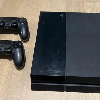 PlayStation 4 mit zwei Controllern