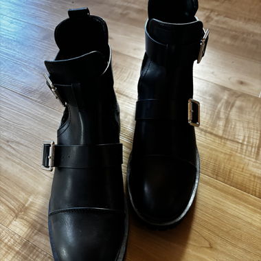 Bottines noires à découpes avec boucles