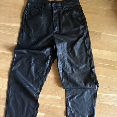Pantalon noir en simili cuir