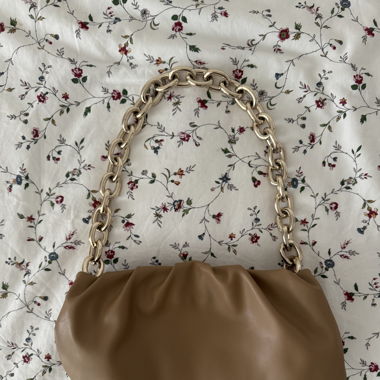 Handtasche mit goldener Gliederkette