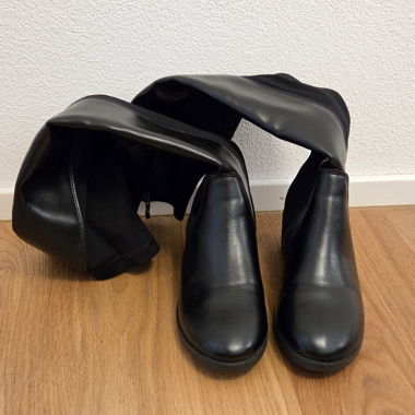NEW - Kniehohe dehnbare Stiefel