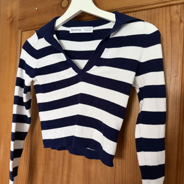 Top cropped a righe di Bershka 