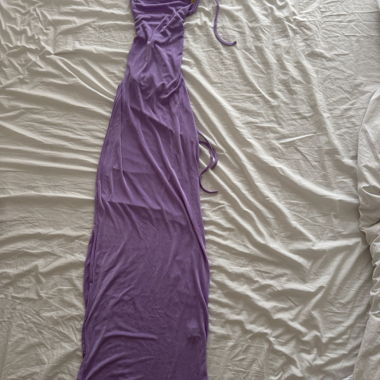 Abito maxi viola con collo halter e cut-out