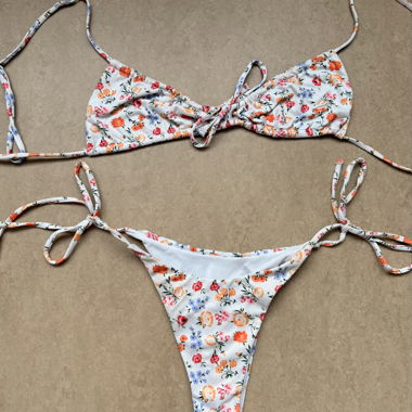 bikini à fleurs blanc