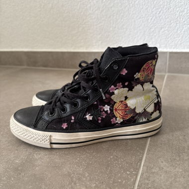 Converse with flowers 