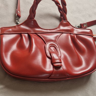 Red shoulder handbag with braided handles
