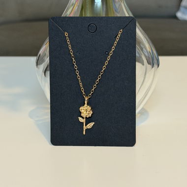 Collana dorata con ciondolo a fiore