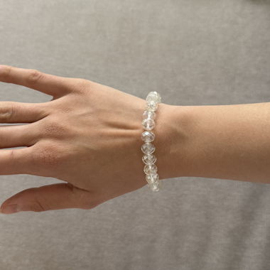 Perlenarmband mit transparenten Glasperlen