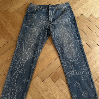 LASERGRAVIERTE PAISLEY DENIMHOSE - MENACE