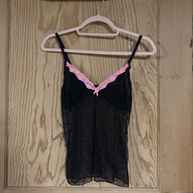 Camisole nero trasparente in pizzo con pizzo rosa