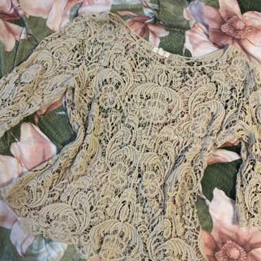 Top a maniche lunghe in pizzo uncinetto beige