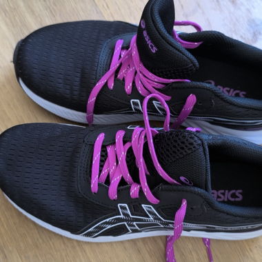 Schwarze ASICS Laufschuhe