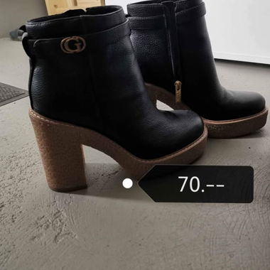 Schwarze Stiefeletten mit Absatz