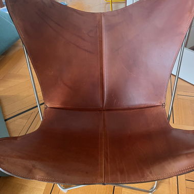 Design-Stuhl aus braunem Leder