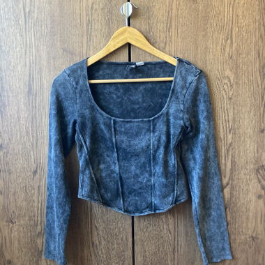 Long-Sleveeved Crop-Top