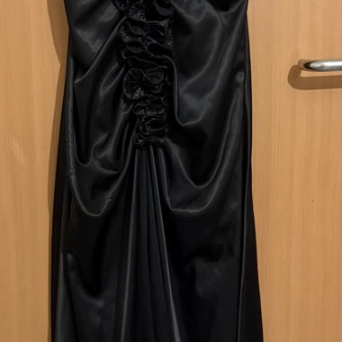 Langes schwarzes Satin-Kleid
