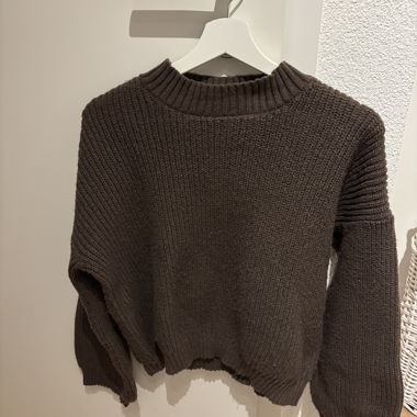 Maglione marrone lavorato a maglia