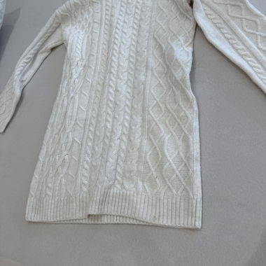 Vestito in maglia bianco con trecce