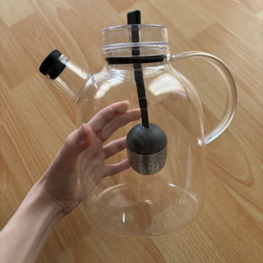 Glaskanne mit Teesieb