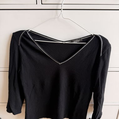 Top nero con scollo a V