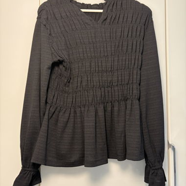 Dunkle Bluse mit Rueschen