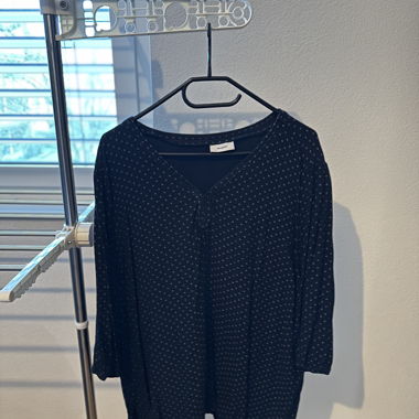 Blouse bleu foncé à pois