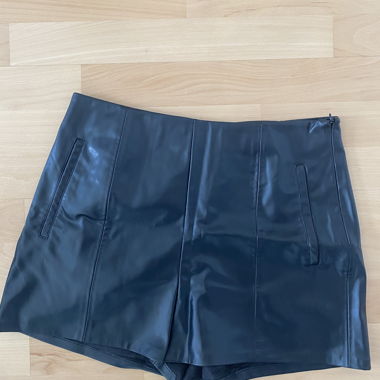 Shorts en cuir synthétique noir
