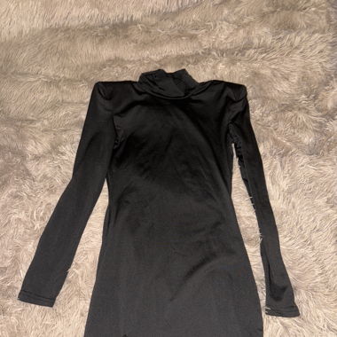 Robe moulante avec épaulette 