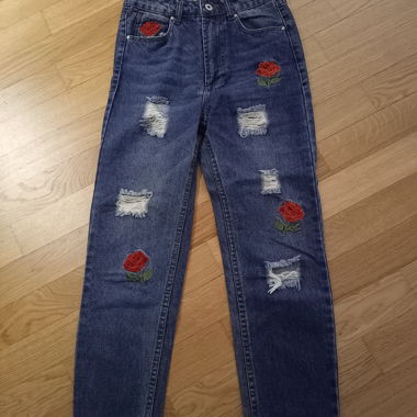 Jeans mit Rosen im Vintage-Stil