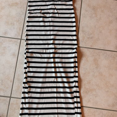 Skirt with opening at the back