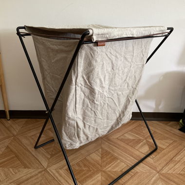 Collecteur à linge avec structure en métal et sangles en cuir