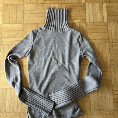 Grauer Rollkragenpullover