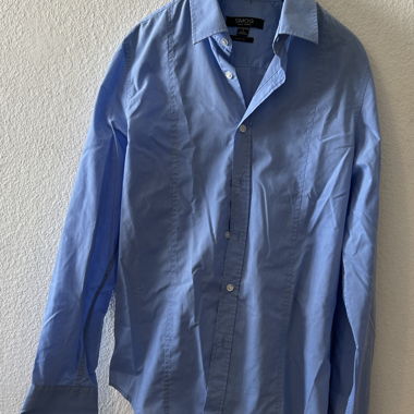 Blaues Hemd mit Knopfleiste