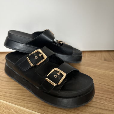 Schwarze Sandalen