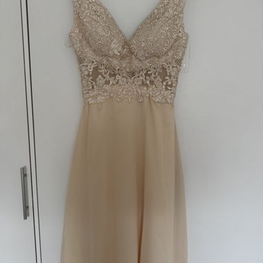Abito lungo chic nude in pizzo