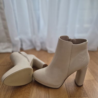 Stivaletti beige con tacco alto