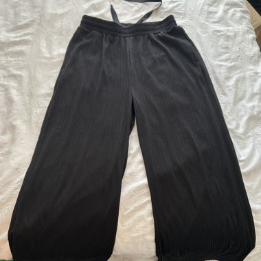 Schwarze weite Hose
