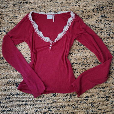 Rotes Spitzentop