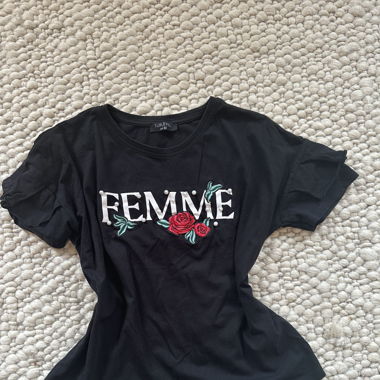 SUBLEVEL T-Shirt “FEMME” mit Stickerei & Perlen 