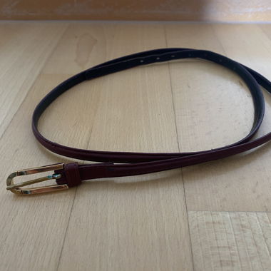 Cintura bordeaux con fibbia dorata