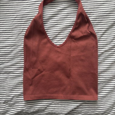 Top rosso a coste con scollo a triangolo
