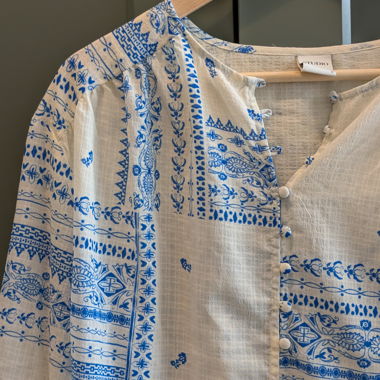 Blouse blanche-bleue à motif