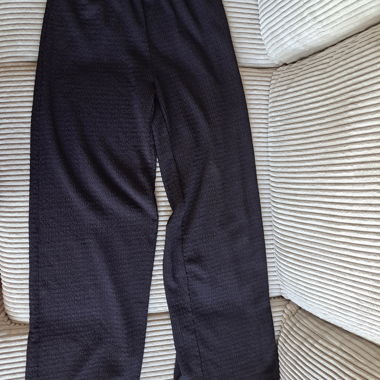 Schwarze weite Hose