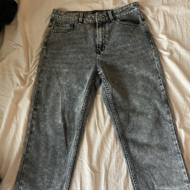 Graue Jeans