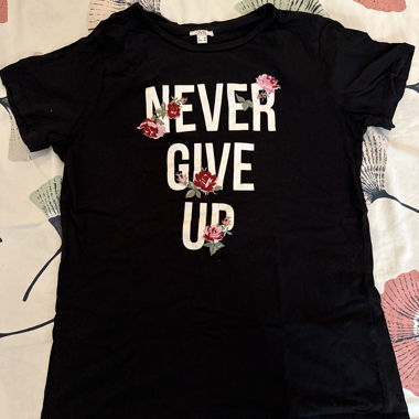 T-shirt nero con grafica