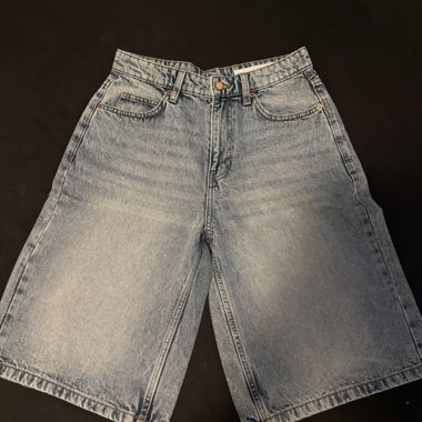 Light-wash denim jeans shorts