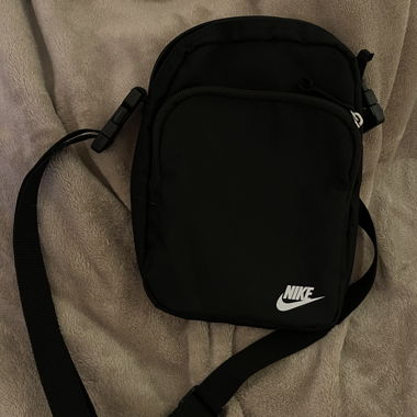 Schwarze Nike Umhängetasche