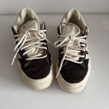 Sneaker Campus scure con design Bad Bunny